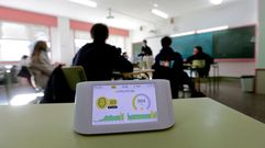Algunos centros educativos gallegos tienen medidores de CO2. En el caso del IES David Buj�n de Cambre (en la foto), solo algunas aulas cuentan con el dispositivo, que ya ten�a el a�o pasado