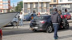 Guardia civil inspecciona el caballaje de las lanchas en el puerto de Agui�o