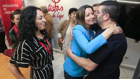 La alcaldesa, Lara Méndez, celebrando con Santos los resultados