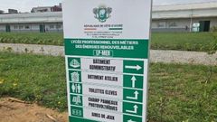 Cartel indicador de los servicios del complejo construido por Espina