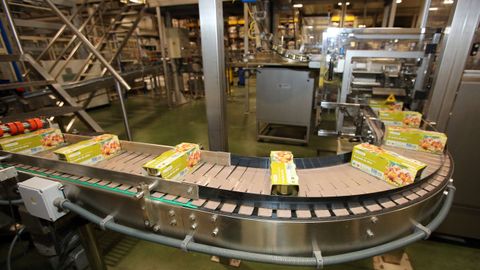 Latas de conservas empaquetadas en una de las l�neas de producci�n de una empresa gallega (foto de archivo).