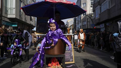 El multitudinario desfile escolar de entroido de Xinzo llen las calles del municipio