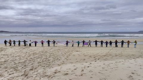 La asociaci�n Sonlil� realiz� una cadena humana en la playa de Carnota