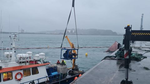 Un barco, este lunes, durante la extracci�n de las 50 toneladas de combustible mezclado con agua que hay dentro del buque Nehir, hundido y con solo un extremo sobre el nivel del agua.
