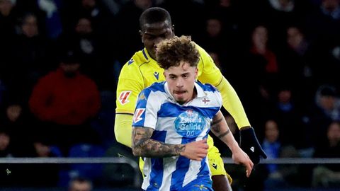 Mario Soriano, perseguido por el jugador del C�diz Diakit�