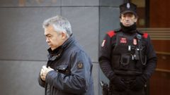 El ex secretario de Organización del PSOE Santos Cerdán a su salida este lunes por primera vez al Juzgado de Primera Instancia de Tafalla para cumplir con la comparecencia quincenal impuesta por el juez del Tribunal Supremo Leopoldo Puente tras su puesta en libertad.