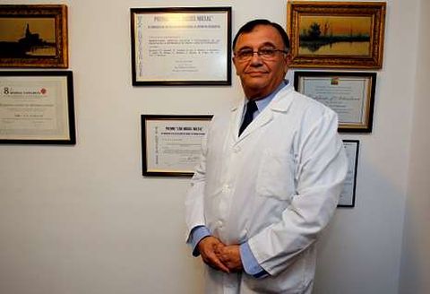 El doctor Ghanim, en su consulta privada en Zalaeta, donde sigue ejerciendo.