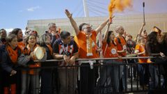 La afici�n naranja recibe a los jugadores del Leyma en el duelo ante el Obradoiro en el Coliseum.