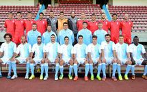 <span lang= es-es >La foto oficial</span>. Con la llegada de Borja Navarro, el Compos complet� su plantilla y el club ayer realiz� la foto oficial con los jugadores que vestir�n la camiseta blanquiazul durante la temporada 2014-2015. En el plantel que prepara el vasco I�aki Alonso hay trece caras nuevas.