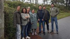 El alcalde, Luis Arosa, y otros miembros del PSdeG en la presentaci�n de la iniciativa en la localidad