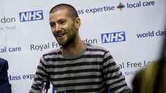 Fotograf�a cedida por la fundaci�n Royal Free Londron NHS que muestra al brit�nico William Pooley, que contrajo el virus del �bola mientras trabajaba de voluntario en Sierra Leona, ofreciendo una rueda de prensa en Londres (Reino Unido)