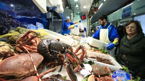 Ambiente en las pescaderas de la plaza de Abastos de Lugo a pocos das de Navidad 