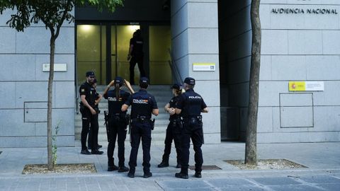 Imagen de archivo, agentes de la Polic�a Nacional delante de la Audiencia Nacional