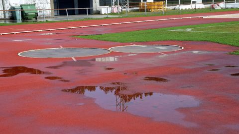 ABANDONO, DESPERFECTOS EN LA PISTA DE ATLETISMO DEL CAMPO MUNICIPAL DE A ALTA. POR LO QUE PERDIO LA HOMOLOGACION