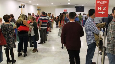 Militantes socialistas votando en el Calatrava
