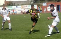 El noi�s Hugo intercepta un lanzamiento de un rival en el choque ante el R�pido de Bouzas. 