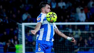 Adri&agrave; Altimira controlando el bal&oacute;n con el pecho durante el encuentro ante el C&oacute;rdoba