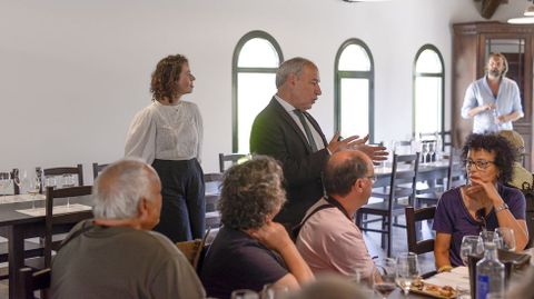 El presidente de la Diputación, de pie, y la delegada de La Voz en Lugo