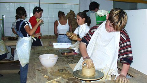 2000. Nenos de Adro nun taller de olera en Buo