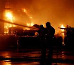 Operarios combaten un incendio ocurrido en Nosti�n el pasado agosto, en plena huelga.