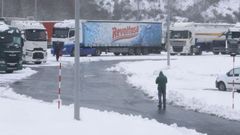 Varios camiones, este viernes parados en Pedrafita, por la prohibici�n para circular por la A-6.