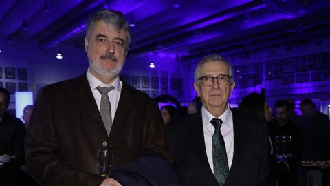 Miguel-Anxo Murado, escritor y periodista, con Francisco Ríos, periodista, ambos ganadores de ediciones previas de los Premios Fernández Latorre