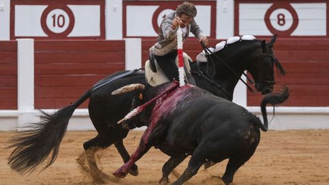 El picador Hermoso de Mendoza con uno de sus toros durante un festejo mixto de la Feria de Begoña, con reses de las ganaderías de Romao Tenorio y Zacarías Moreno, este martes en la Plaza de Toros de El Bibio. EFE/Paco Paredes