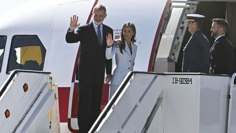 Felipe VI y Letizia saludan antes de embarcar en Madrid con destino a El Cairo