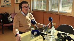 Jos� Manuel Mato, alcalde de Ponteceso, en el estudio de Radio Voz Berganti�os