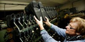 Una trabajadora en la f�brica de calzado Losal, una de las que participar� en este sal�n.