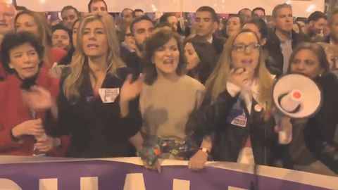 La mujer de S�nchez y las ministras socialistas el 8M: ��D�nde est�n, no se ven, las banderas del PP?�
