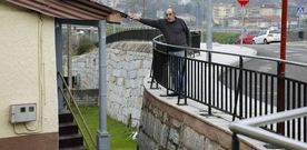 Manuel Soto, en la rotonda cuya construcci�n ha penalizado las condiciones de habitabilidad en su vivienda en O Fonsill�n. 