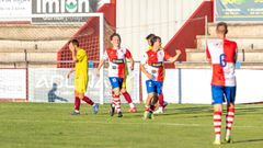 Celebraci�n de uno de los goles que le dieron la victoria al Arousa sobre el Pontevedra CF en su duelo de pretemporada en el estadio vilagarciano de A Lomba.
