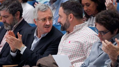 El l�der de Vox, Santiago Abascal (C) y el cofundador del partido Jos� Antonio Ortega Lara (i)