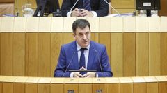 Roman Rodr�guez en la tribuna del Parlamento gallego en su comparecencia para hablar sobre el inicio del curso