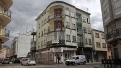 El edificio a la venta hace esquina entre el paseo de Lugo y la calle Reboredo