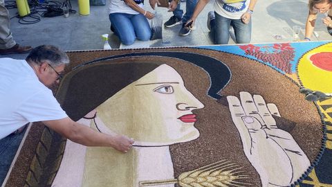 La Asociación Cunchas e Flores de Bueu elabora la alfombra basada en las obras de Maruja Mallo a las puertas del Museo Reina Sofía de Madrid
