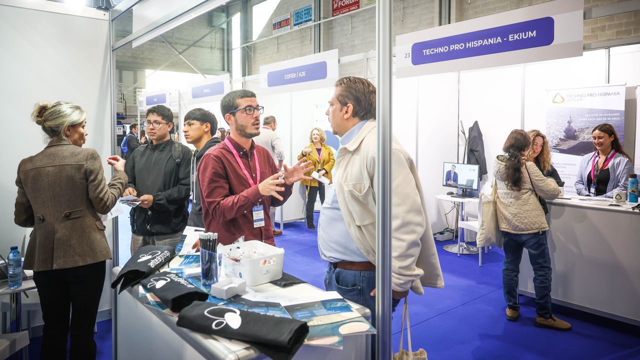 Las empresas buscan talentos en el Campus de Ferrol: «Nos dan facilidades para compaginar los estudios y el trabajo»
