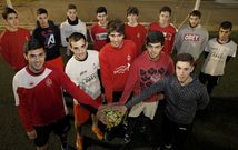 <span lang= es-es >Qui�n es qui�n</span>. En la primera fila, de izquierda a derecha, Iv�n T��ez, �scar Galb�n, Manuel Bouzas, �lvaro Garc�a y Aless Ramos, en la de atr�s, Jorge Mart�nez, Edu Carou, Juanma Blanco, Pablo Reboiras, Miguel Cambeses, N�stor Tub�o, Esteban Pacos y Marcos Rial. 