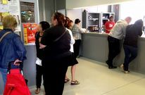 Personas esperando ser atendidas en una oficina municipal de Benestar Social. 