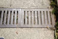 La tierra tupe sumideros como el de la foto, en la Praza da Constituci�n