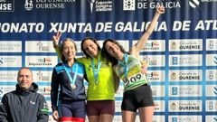 Millares (en el centro de la imagen) acompa�ada en el podio por dos atletas.