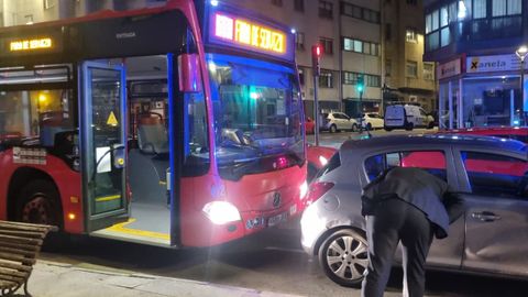 La colisi�n oblig� a desalojar a todas las personas que viajaban en el bus urbano