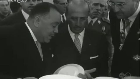 El NO-DO registr� la visita del dictador Francisco Franco a la f�brica de Alfares de Ponte Sampaio, m�s conocida como Pontesa, durante su inauguraci�n en 1961. El r�gimen franquista manten�a una buena relaci�n con el Grupo de Empresas �lvarez, como atestigua el juego de cer�mica regalado por Mois�s �lvarez.