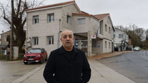 Jos&eacute; Manuel Castro, alcalde de Os Blancos, con la Casa do Concello al fondo. 