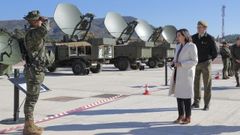 Margarita Robles, ministra de Defensa, asiste a un encuentro con marines.