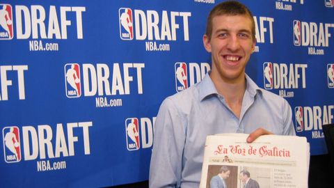 EL JUGADOR GALLEGO DE BALONCESTO FRAN VAZQUEZ EN EL 2005, CUANDO PERTENECA AL UNICAJA DE MALAGA DURANTE SU ESTANCIA EN NEW YORK PARA LA PREVIA DEL DRAFT DEL 2005. EN LA IMAGEN FRAN VAZQUEZ  POSA CON UN EJEMPLAR DE LA VOZ DE GALICIA.