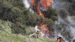 Unos bomberos trabajan este viernes en las tareas de extincin del incendio que comenz esta madruga en las laderas del monte Naranco, en las cercanas del casco urbano de Oviedo