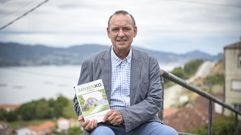 Marcelino Ag�s, premio Sanxenxo na Historia 2026, en A Granxa, en Dorr�n, con uno de los libros publicados sobre el municipio