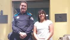 La agente alemana de origen gallego, en la foto este viernes con el jefe de la Polic�a Local de A Coru�a, donde realiz� las pr�cticas